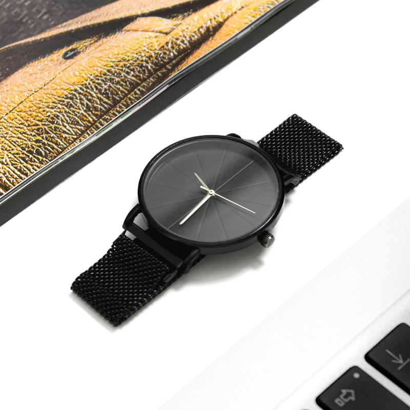 Relógio minimalista com pulseira de malha