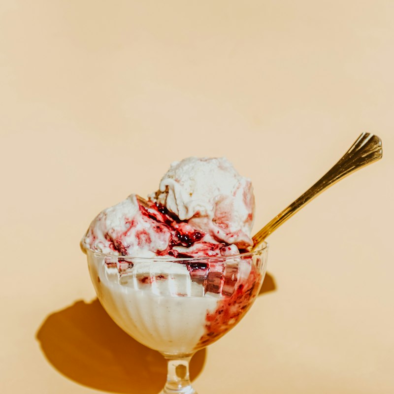 Taça de sorvete com frutas vermelhas