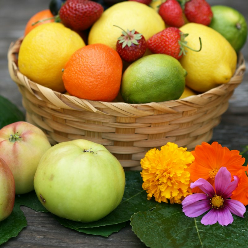 Cesta de frutas com flores