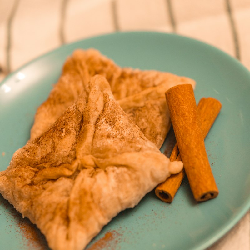 Pastel doce de banana com canela