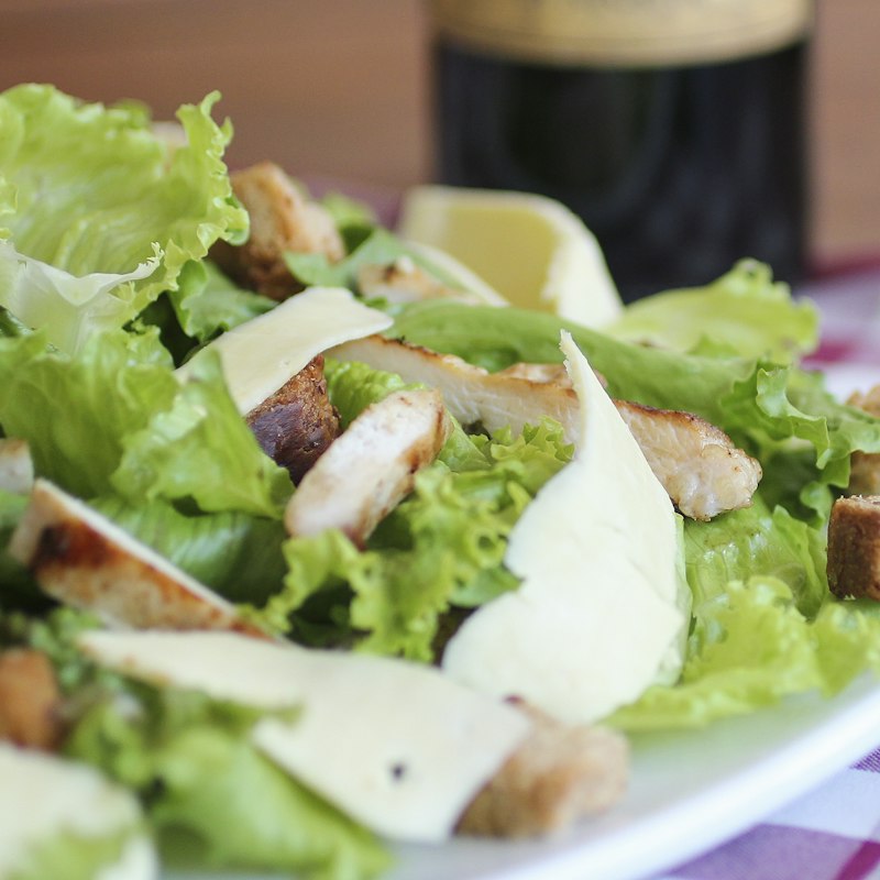 Salada Caesar com frango