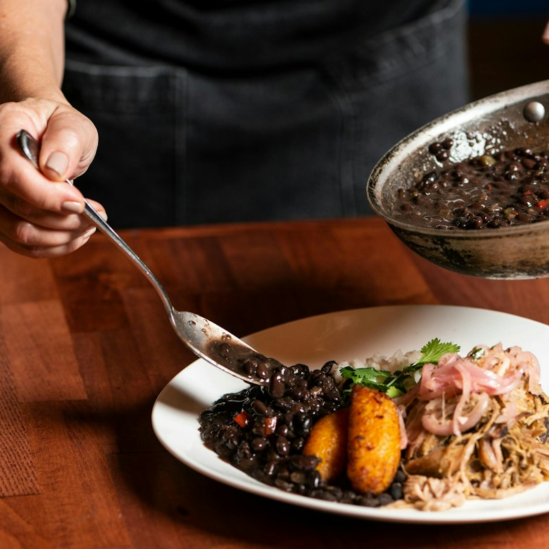 Carne desfiada com feijão preto