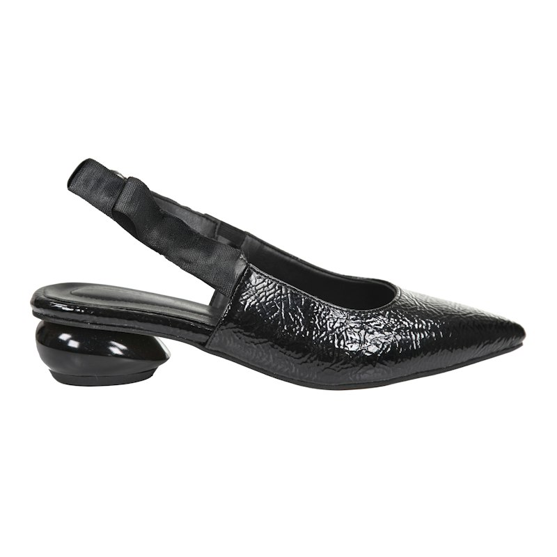 Scarpin slingback de bico fino